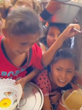 Ilustrasi anak-anak Palestina di Gaza mengantri berharap mendapatkan bantuan makanan di tengah bencana kelaparan yang mereka hadapi. [Instagram]